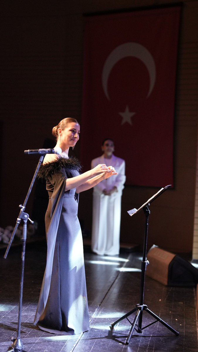 BahcesehirOrdu's tweet photo. 🎼 Müzik zümremizin öncülüğünde hazırlanan Türk Halk Müziği Veli Korosu Konseri’ni yoğun katılımla gerçekleştirdik.

Sahne alan velilerimiz, performanslarıyla büyük beğeni toplarken türkülerin birleştirici gücüyle unutulmaz bir gece yaşadık. ✨

#BahçeşehirKoleji https://t.co/FJpbF4ai5n