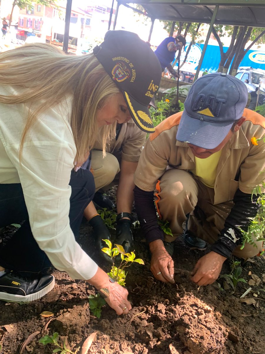 INPEC_Colombia's tweet photo. 🥰¡Comprometidos con el medio ambiente!
A través de la campaña 👍#BuenaEsa, el ERON 📍#SanGil lideró labores de aseo, jardinería y ornato en el malecón del Parque El Gallineral.
🍀¡Sumando acciones positivas por el entorno! https://t.co/7j7Cr5JTvu