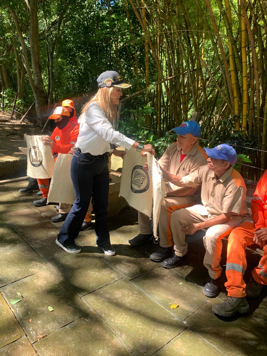 INPEC_Colombia's tweet photo. 🥰¡Comprometidos con el medio ambiente!
A través de la campaña 👍#BuenaEsa, el ERON 📍#SanGil lideró labores de aseo, jardinería y ornato en el malecón del Parque El Gallineral.
🍀¡Sumando acciones positivas por el entorno! https://t.co/7j7Cr5JTvu