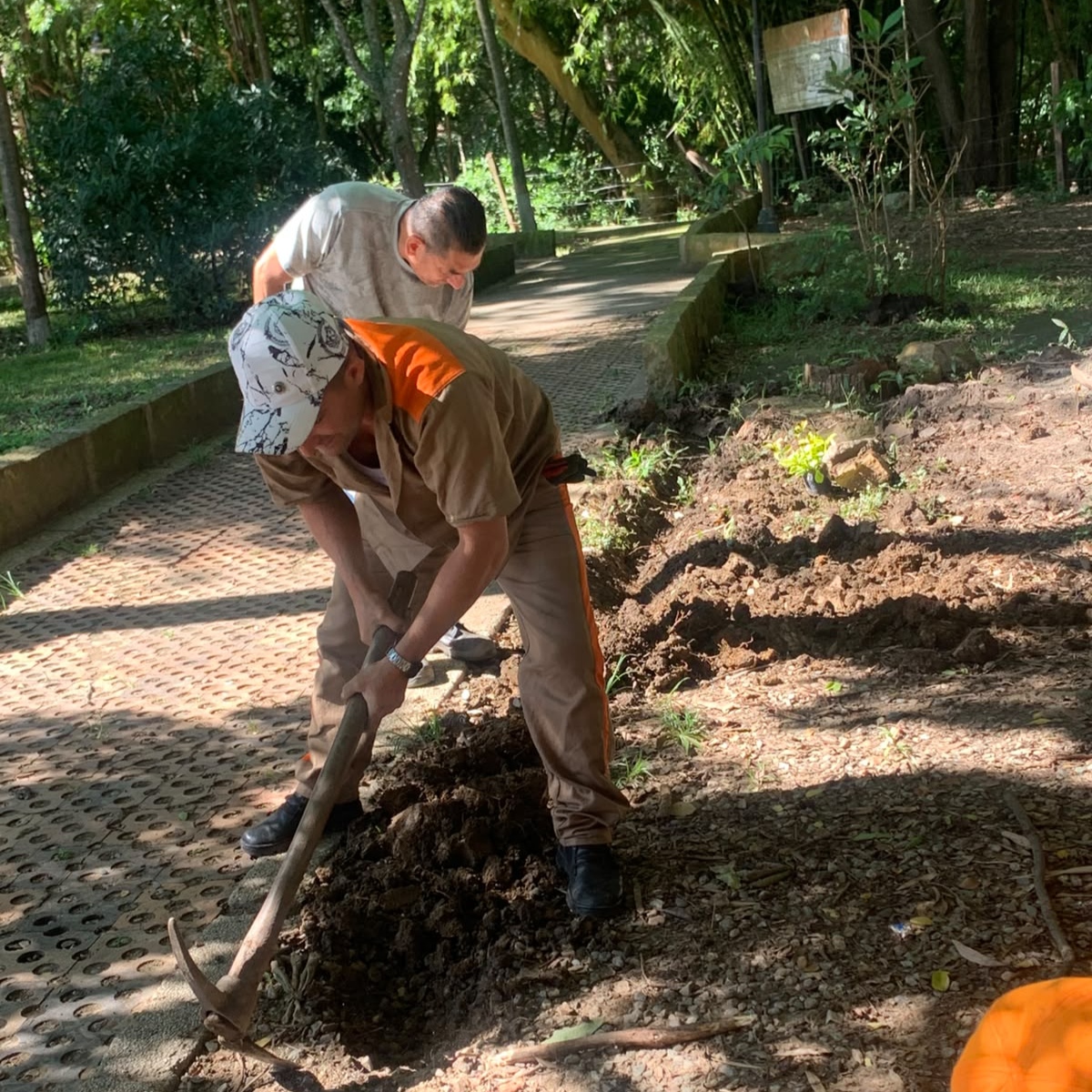 INPEC_Colombia's tweet photo. 🥰¡Comprometidos con el medio ambiente!
A través de la campaña 👍#BuenaEsa, el ERON 📍#SanGil lideró labores de aseo, jardinería y ornato en el malecón del Parque El Gallineral.
🍀¡Sumando acciones positivas por el entorno! https://t.co/7j7Cr5JTvu