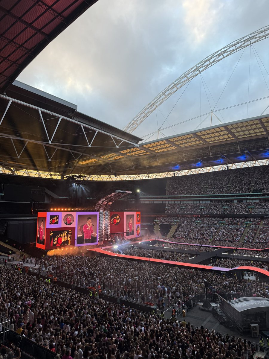 oliviasdecode's tweet photo. Harry styles at sunset everybody #togethertogetherlondonn3 https://t.co/xt5yBkJ39i