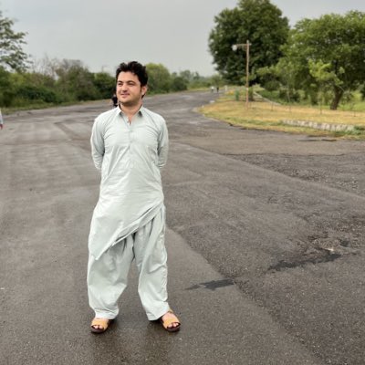 Zeb_wazir1's tweet photo. ما وې سين يمه ديــــــداره‌ خپله‌ مخه به اوباسم
زۀ لښتے لښتے تقسیم شوم ما پردي پټي اوبۀ کړل
ديدار یوسفزئ
#NewProfilePic https://t.co/kTq8n2hUDt
