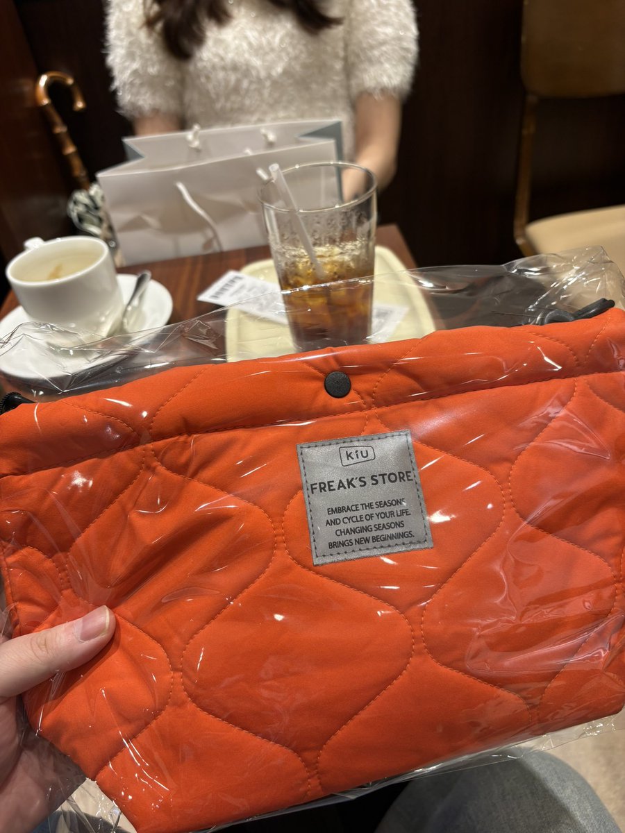 uratominiki's tweet photo. ちなみにこちら頂いたプレゼント！
オレンジが超オシャレなバッグ🤩🍊

これくらいコンパクトなバッグを丁度探してたのと、個人的にオレンジは好きな人カラーだから嬉しい！
ありがとうございます🥰 https://t.co/B4PBRE5QjF