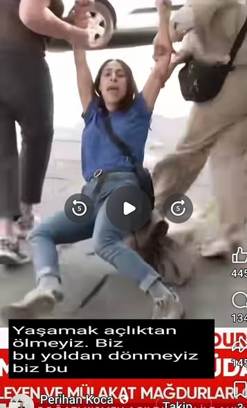 Dede38__'s tweet photo. ÖĞRETMENE REVA GÖRÜLEN BU ZULMÜ KABUL ETMİYORUZ!
​Yıllarca bu ülkenin çocuklarını geleceğe hazırlamış emekli bir öğretmen olarak, meslektaşlarıma sokak ortasında reva görülen bu barbarca muameleyi derin bir utanç, öfke ve üzüntüyle takip ediyorum.
​ 
Utanç tablosuna iyi bakın! Haklarını arayan, mülakat adaletsizliğine karşı sesini duyurmaya çalışan atanamayan öğretmenler, suçlu gibi yerlerde sürükleniyor. Katillere, hırsızlara, arsızlara gösterilmeyen "sertlik", bu ülkenin aydınlık yüzü olan eğitimcilere fütursuzca uygulanıyor.
​Milli Eğitim Bakanlığı ve İktidara Sesleniyorum:
​Öğretmen Değerdir, Suçlu Değildir: Bir ülkenin öğretmenini sokak ortasında bu şekilde darp ettirmek, aslında o ülkenin geleceğini, eğitimini ve adaletini ayaklar altına almaktır.
​Mülakat Adaletsizliğine Son Verin: Genç meslektaşlarımızın yıllarca emek vererek aldığı KPSS puanlarını, şaibeli mülakat odalarında gasp ettiğiniz yetmedi mi? Gençlerin umutlarını çaldığınız yetmedi mi? şimdi de hak arayanı copla, polisle susturmaya mı çalışıyorsunuz?
​Bu Zulüm Sizin Eserinizdir: MEB, öğretmenlerin haklarını korumak ve onlara onurlu bir gelecek sunmak yerine, adeta meslektaşlarımızın karşısına dikilen bir bariyer haline gelmiştir. 
Kendi öğretmenine sahip çıkamayan, aksine ona şiddet uygulanmasına zemin hazırlayan bir yönetim anlayışı gayrimeşrudur.
​Öğretmenine değer vermeyen, onu sokakta sürükleyen bir iktidarın ne bu ülkeye ne de bu ülkenin çocuklarına verebileceği hiçbir şey kalmamıştır!
​Bizler bu sıralardan yetiştik, bu sıralarda yetiştirdik. Öğretmenin başını öne eğdiremeyeceksiniz. Genç meslektaşlarımın haklı mücadelesinin sonuna kadar yanındayım. Bu şiddeti uygulayanları da, buna çanak tutan Milli Eğitim Bakanlığı'nı ve iktidarı da şiddetle kınıyorum!
​#ÖğretmeneŞiddeteHayır #MülakataHayır 
#ÖğretmenlerGelecektir
Emekli sınıf öğretmeni