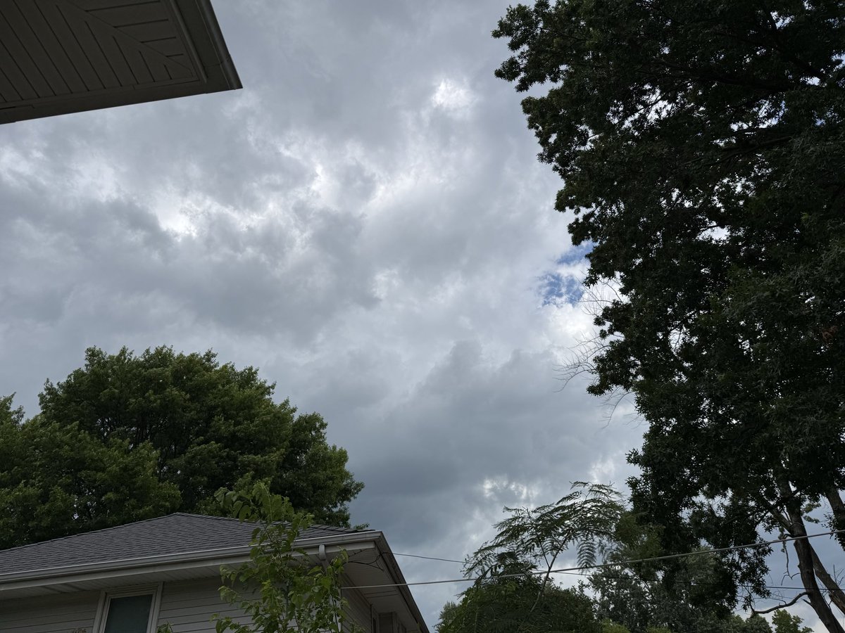 devyntayl0r's tweet photo. Photos taken in East Independence Missouri, around 20 minutes ago. Thought the clouds looked neat. @NickBenderKMBC @BryanBusbyKMBC @NevilleKMBC @fox4wx @NWSKansasCity https://t.co/EXCdH0Myuv
