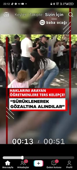 Dede38__'s tweet photo. ÖĞRETMENE REVA GÖRÜLEN BU ZULMÜ KABUL ETMİYORUZ!
​Yıllarca bu ülkenin çocuklarını geleceğe hazırlamış emekli bir öğretmen olarak, meslektaşlarıma sokak ortasında reva görülen bu barbarca muameleyi derin bir utanç, öfke ve üzüntüyle takip ediyorum.
​ 
Utanç tablosuna iyi bakın! Haklarını arayan, mülakat adaletsizliğine karşı sesini duyurmaya çalışan atanamayan öğretmenler, suçlu gibi yerlerde sürükleniyor. Katillere, hırsızlara, arsızlara gösterilmeyen "sertlik", bu ülkenin aydınlık yüzü olan eğitimcilere fütursuzca uygulanıyor.
​Milli Eğitim Bakanlığı ve İktidara Sesleniyorum:
​Öğretmen Değerdir, Suçlu Değildir: Bir ülkenin öğretmenini sokak ortasında bu şekilde darp ettirmek, aslında o ülkenin geleceğini, eğitimini ve adaletini ayaklar altına almaktır.
​Mülakat Adaletsizliğine Son Verin: Genç meslektaşlarımızın yıllarca emek vererek aldığı KPSS puanlarını, şaibeli mülakat odalarında gasp ettiğiniz yetmedi mi? Gençlerin umutlarını çaldığınız yetmedi mi? şimdi de hak arayanı copla, polisle susturmaya mı çalışıyorsunuz?
​Bu Zulüm Sizin Eserinizdir: MEB, öğretmenlerin haklarını korumak ve onlara onurlu bir gelecek sunmak yerine, adeta meslektaşlarımızın karşısına dikilen bir bariyer haline gelmiştir. 
Kendi öğretmenine sahip çıkamayan, aksine ona şiddet uygulanmasına zemin hazırlayan bir yönetim anlayışı gayrimeşrudur.
​Öğretmenine değer vermeyen, onu sokakta sürükleyen bir iktidarın ne bu ülkeye ne de bu ülkenin çocuklarına verebileceği hiçbir şey kalmamıştır!
​Bizler bu sıralardan yetiştik, bu sıralarda yetiştirdik. Öğretmenin başını öne eğdiremeyeceksiniz. Genç meslektaşlarımın haklı mücadelesinin sonuna kadar yanındayım. Bu şiddeti uygulayanları da, buna çanak tutan Milli Eğitim Bakanlığı'nı ve iktidarı da şiddetle kınıyorum!
​#ÖğretmeneŞiddeteHayır #MülakataHayır 
#ÖğretmenlerGelecektir
Emekli sınıf öğretmeni