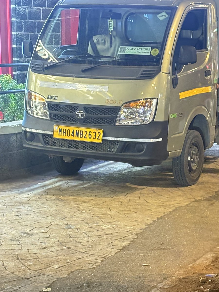 AdvPawarDeepak's tweet photo. Souled store at Sbs road electric house Colaba, creates nuisance everyday by parking a pick up truck No- MH 04-NB-2633 on foothpath ,where do pedestrians walk @MTPHereToHelp @MumbaiPolice https://t.co/vm9VLwrOJj