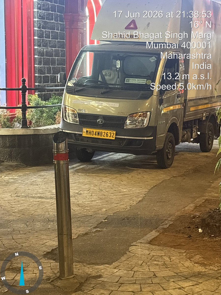 AdvPawarDeepak's tweet photo. Souled store at Sbs road electric house Colaba, creates nuisance everyday by parking a pick up truck No- MH 04-NB-2633 on foothpath ,where do pedestrians walk @MTPHereToHelp @MumbaiPolice https://t.co/vm9VLwrOJj