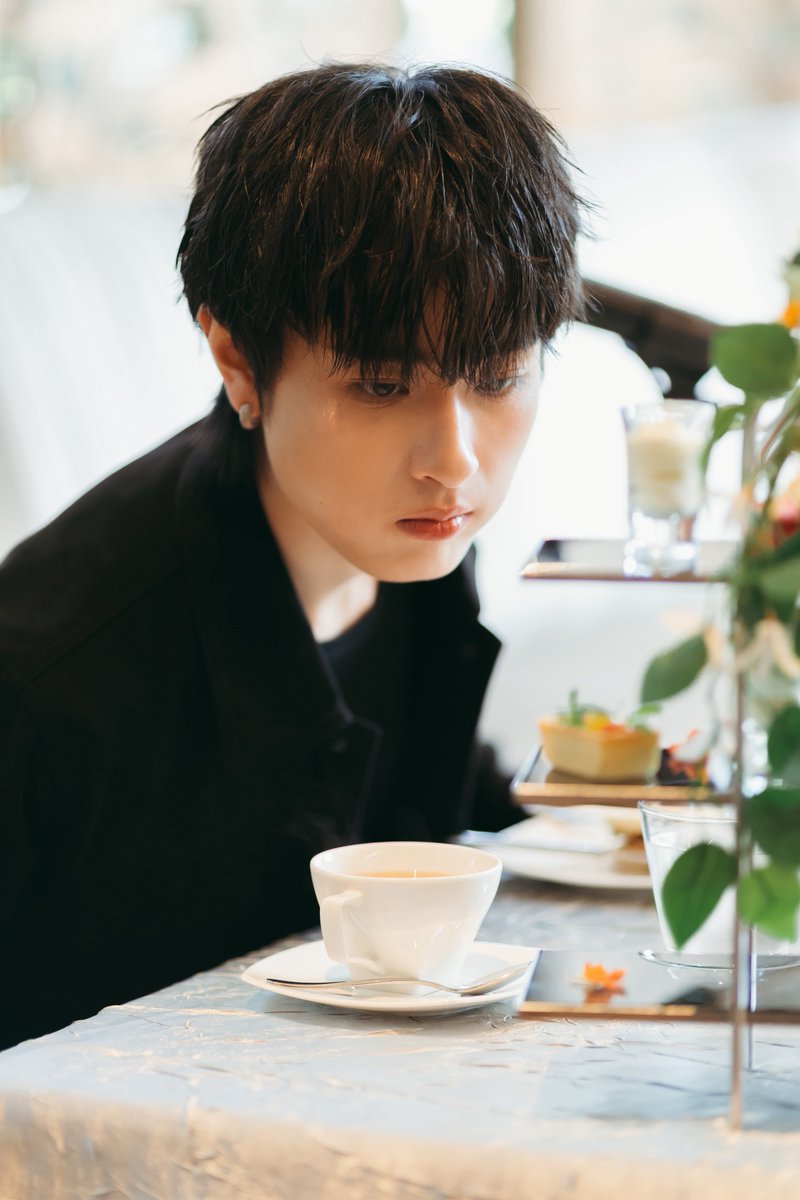 _thanutrot's tweet photo. Is he a prince??? https://t.co/H7uIheoZnw