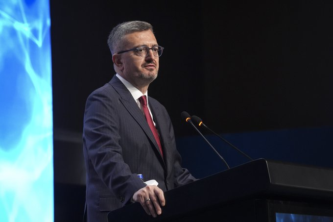 TRTBalkanBHSC's tweet photo. Šef komunikacija Turkiye Burhanettin Duran:

- Kategorički odbacujemo izvještaj Evropskog parlamenta, koji je pripremljen na osnovu iskrivljenih informacija i ne odražava stvarnost Turkiye.

- Neosnovane i nepravedne procjene u vezi s doktrinom Plave domovine, podrška pružena maksimalističkim zahtjevima Grčke i stranački stav usvojen po pitanju Kipra jasno pokazuju u kojoj mjeri je izvještaj pristrasan.

- Jasno je da ovaj način razmišljanja, koji pruža platformu za retoriku terorističkih organizacija i antiturskih krugova, služi podsticanju podjela, a ne konstruktivnog dijaloga.

- Ne prihvatamo neosnovane optužbe protiv nezavisnog turskog pravosuđa i politički motivisane procjene usmjerene protiv našeg ministra pravde Akina Gurleka.