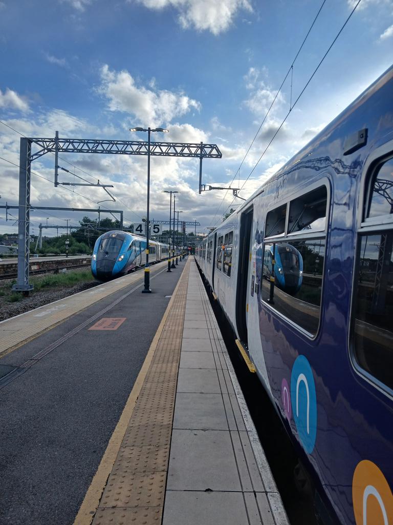 IshaqAli156's tweet photo. A bonus #potd comes from Stalybridge as @northernassist #flex769456 has a rest before returning on the 1952 to Wigan.
A unidentified @TPExpressTrains #hitachi802 makes charge through to Newcastle https://t.co/E5ndvW7iEa