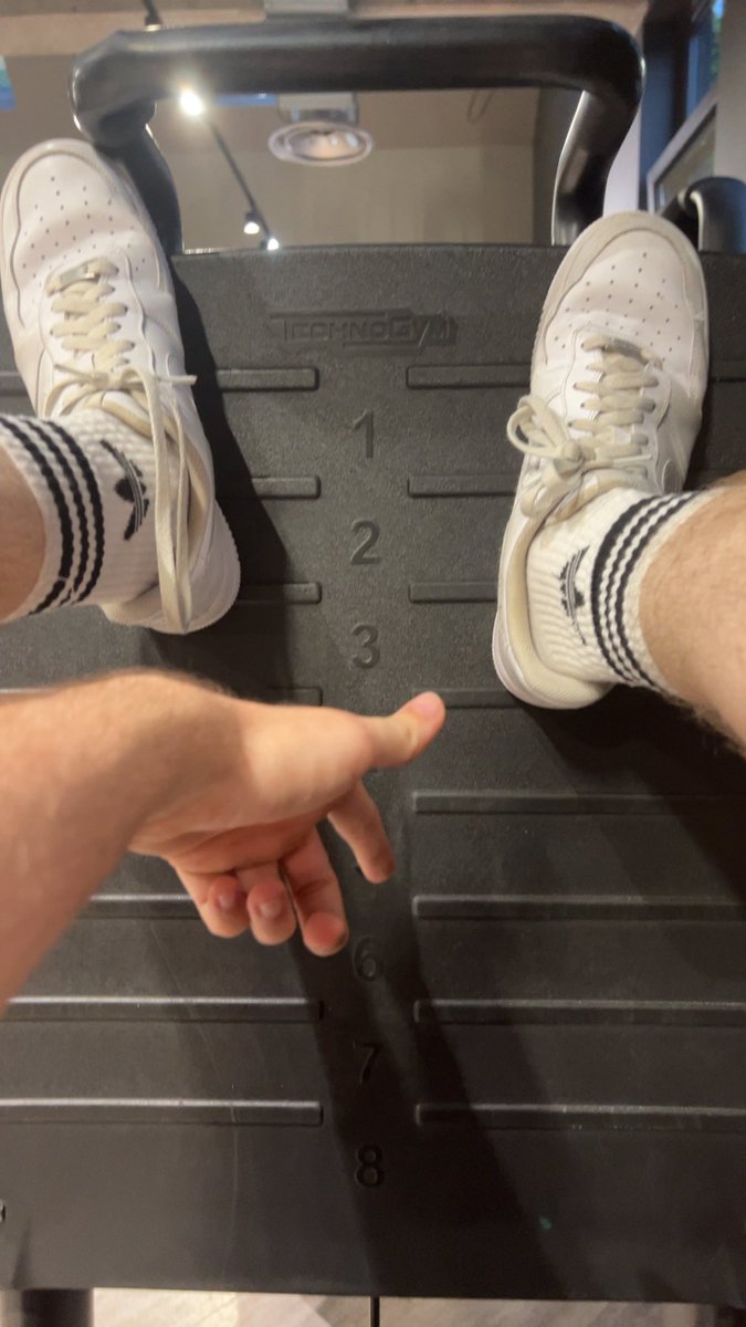 unhornyGrail's tweet photo. Wer kommt und zieht mir nachher die durchgeschwitzten Airforce aus und snifft meine nassen gym socks? https://t.co/03OiiEF0pr