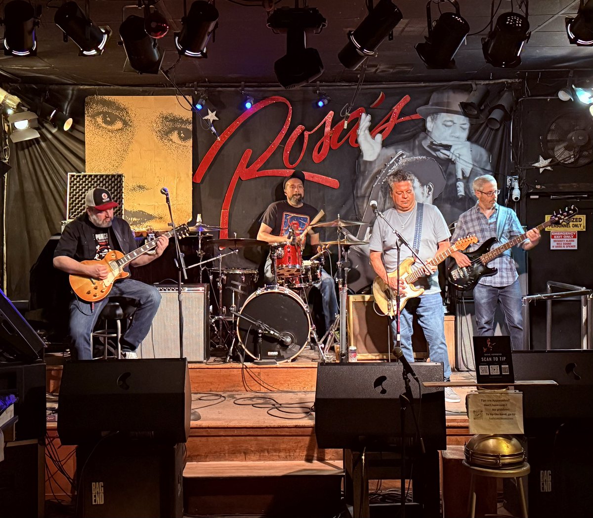 FSUKXAZ's tweet photo. I went to the world famous Rosa’s Lounge in Chicago to listen to live Chicago blues from Dave Herrero! They even brought up a 88 year old local legend named Willie Buck for 4 songs! All on a random Tuesday night. 😎💙🎸🥁🎷 #RosasLounge #Rosas #DaveHerrero #WillieBuck #ChicagoBlues #Blues #Chicago