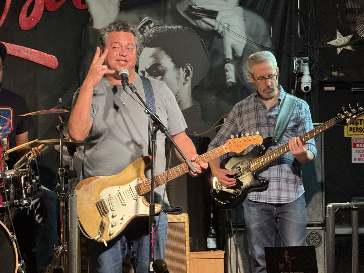 FSUKXAZ's tweet photo. I went to the world famous Rosa’s Lounge in Chicago to listen to live Chicago blues from Dave Herrero! They even brought up a 88 year old local legend named Willie Buck for 4 songs! All on a random Tuesday night. 😎💙🎸🥁🎷 #RosasLounge #Rosas #DaveHerrero #WillieBuck #ChicagoBlues #Blues #Chicago