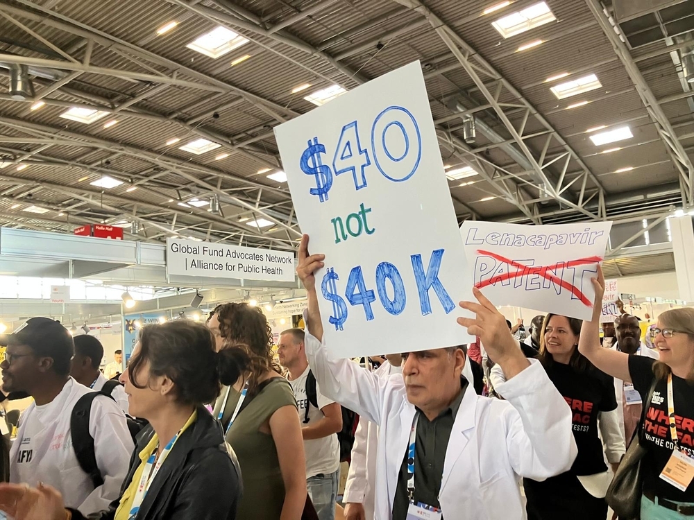 MSF_Espana's tweet photo. 📢 MSF pedimos que el revolucionario fármaco contra el VIH esté disponible a 40 dólares en todo el mundo.

Requerimos a @GileadSciences que garantice la disponibilidad global del #lenacapavir que previene la infección con dos inyecciones al año. https://t.co/wwyxdY7TEE