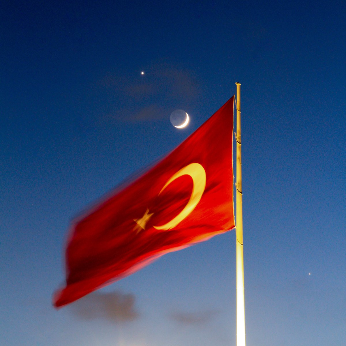 Antares_Neo's tweet photo. Evet. Günler öncesinden duyurusunu yaptım. Karanlıklar içinde gözleri ışıktan acıyan üşengeç çocuğu dinlemedim. Kalktım ve yürüdüm. Bu kareler çıktı ortaya. Antares ve ayakları sunar =) #moon #venus #turkish 🇹🇷 🌟🌒 https://t.co/EbcmNAgcWt