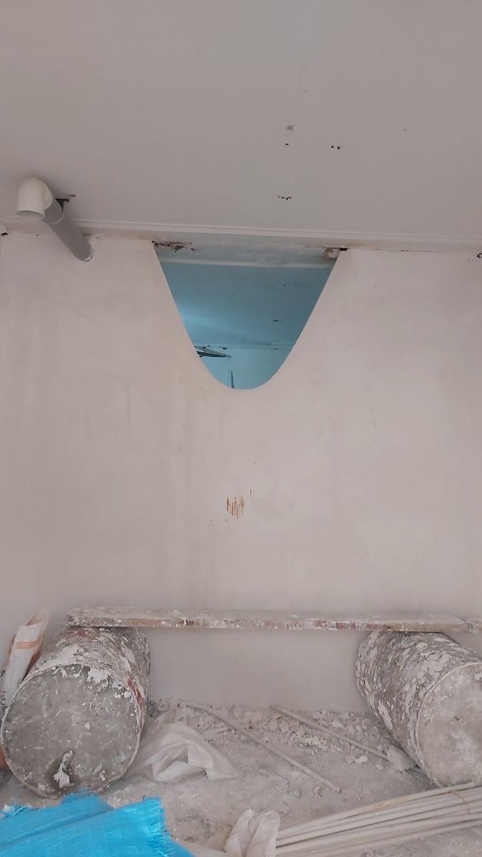 kaghazeBkhat's tweet photo. قرار بود این دیوار رو تخریب کنیم و بین دو تا اتاق پارتیشن شیشه ای بزنیم
حین تخریب متوجه شدیم مهندس سازه سی سال پیش برامون سورپرایز گذاشته وسط ساختمون
تصمیم گرفتیم با تغییر طرح، ارتباط دو تا اتاق رو از سطح سقف با المان نور که و شکافی که در دیوار ایجاد کرده حفظ کنیم https://t.co/qHC7GSiKFn