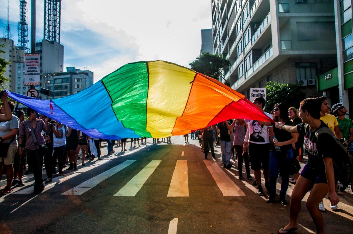 PCO29's tweet photo. A parada gay, esse ano, diminuiu bastante de tamanho, com a imprensa alegando que 37 mil pessoas compareceram ao ato – contrastando com os números anunciados em outros anos, que chegaram a 3 mi de pessoas. 

Rui Costa Pimenta, pré-candidato à presidência da República, comenta na Análise Política da Semana, na Causa Operária TV:

“Bom, primeiro, nunca houve 3 milhões na parada gay, nem três e nem 1 milhão. 1 milhão é muita gente. 

A maioria das pessoas caem nesse conto do 1 milhão de pessoas porque nunca fez conta, nunca parou para pensar no assunto. Se tiver uma manifestação de 1 milhão de pessoas em São Paulo, a cidade vira um caos generalizado.

Então, deve ter havido no momento de pico 100.000 pessoas, e olha que 100.000 pessoas é muita gente, mas é possível numa manifestação muito grande, muito grande. 100.000 pessoas. A partir daí é difícil.

Também não sei se nessa parada gay teve 37.000 pessoas, porque eu não contei, não sei de onde tiraram esse número. É possível que não tivesse nem 37.000 pessoas. 

É evidente que é uma crise. O problema é o que o próprio pessoal falou: financiamento.

Isso aí não é um movimento real, é um movimento que é financiado por grandes empresas. Eu vi que o discurso da Sâmia Bomfim foi criticar as empresas que não financiaram a parada gay. 

Quer dizer, Sâmia Bomfim é do MES – Movimento da Esquerda Socialista, que também se diz revolucionário e trotskista; e ela está criticando os empresários, os capitalistas, porque não financiaram a parada gay.”