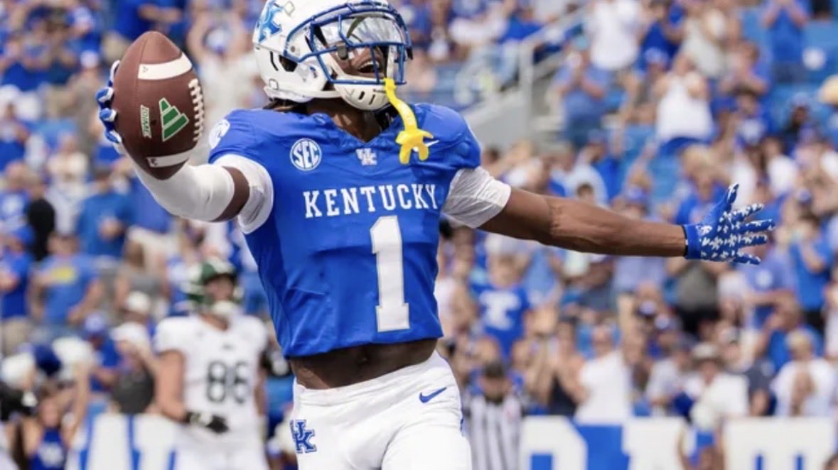 LadariusMartin_'s tweet photo. #AGTG Blessed to receive another Division 1 offer from the University of Kentucky @CoachBStallings @coachbj1911 @ChadSimmons_ @UKFootball https://t.co/xDyOdTYSFP