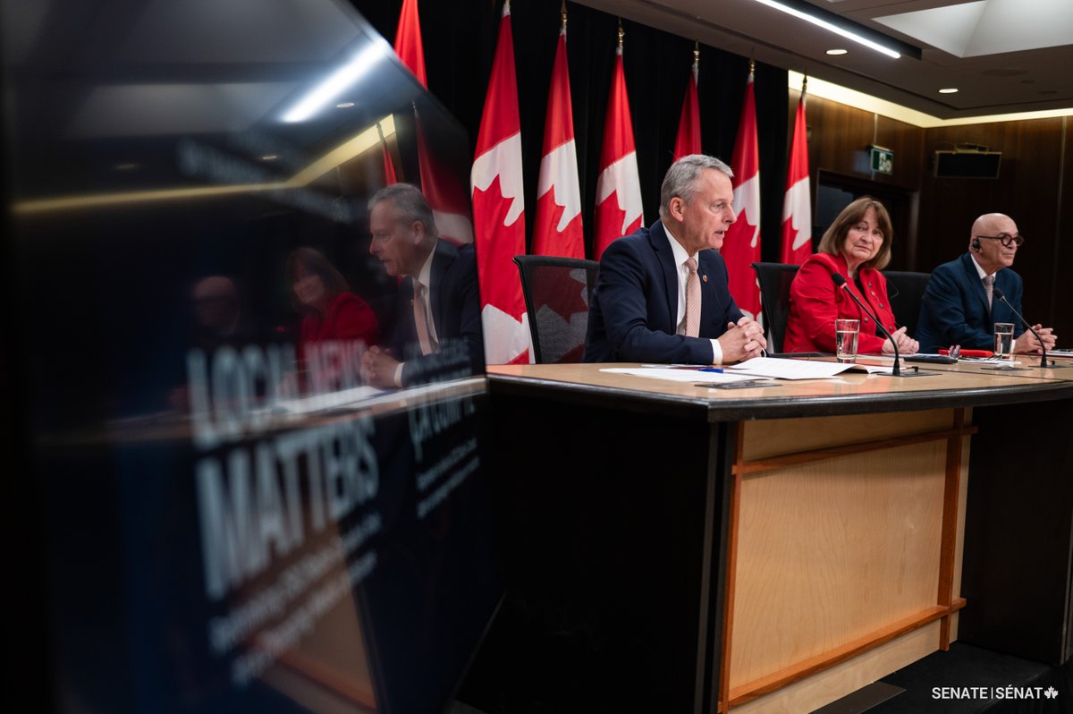 SenatCA's tweet photo. Lors d’une conférence de presse sur la Colline du Parlement, le Comité sénatorial des transports et des communications a rendu public un rapport portant sur la couverture de l’actualité locale et régionale au Canada.

S’appuyant sur le témoignage de plus de 60 intervenants du secteur des médias, le rapport examine les services locaux de CBC/Radio-Canada.

📄Lisez le rapport : https://t.co/y9ELFckUmQ
🎥 Regardez la conférence de presse: https://t.co/CF3zcZMhDe

#SenCA #TRCM #MédiasCanadiens #RadioCanada @WellsDavid @DonnaDasko @SenCormier