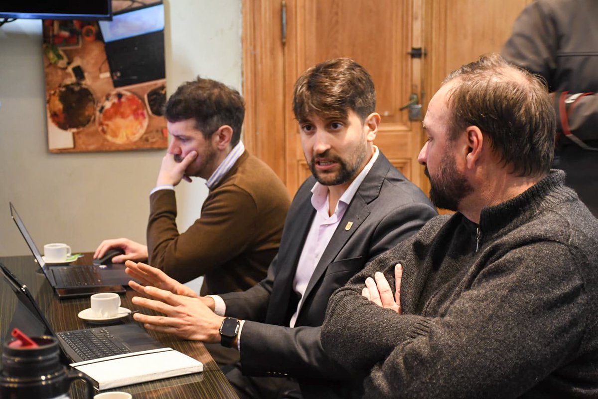 EmilianoGTutau's tweet photo. En la Comisión de Legislación General avanzamos con el debate de la ordenanza de Tramitación Digital Inteligente (TDI), un paso concreto para acercar nuevas herramientas a los vecinos y simplificar sus trámites. Se trata de construir un Estado más ágil, moderno y al servicio de los paranaenses.