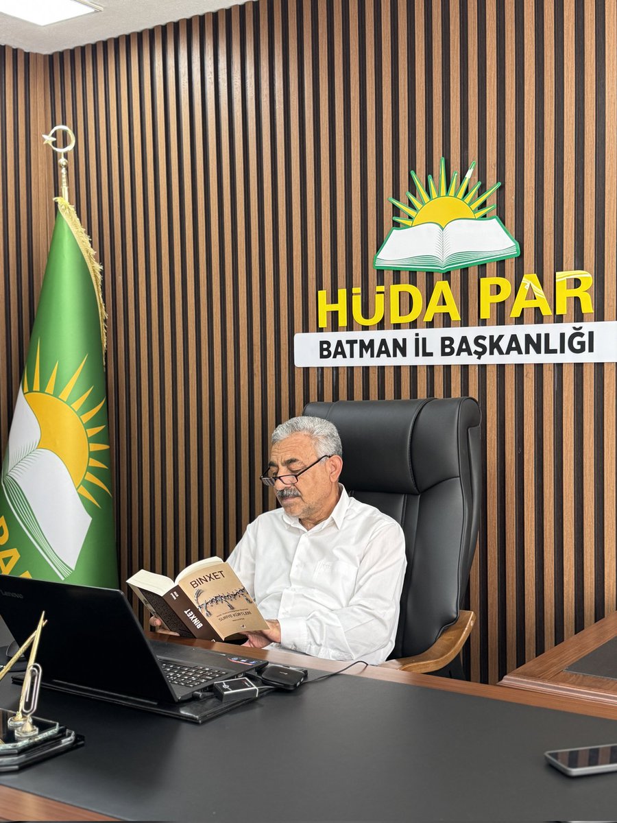 DavutSahin_72's tweet photo. BINXET denince, Kürt halkının gövdesinden bir kısmının suni sınırlarla cebren ayırıp sınır ötesine atılmasıdır aslında.

O günden bu güne neredeyse her Kürt ailesinin Binxet' te Binxet ile ilgili bir anısı, bir acı hikayesi vardır.

Mahmut İrtem kardeşimiz uzun emek vererek yazmış. Eline yüreğine sağlık.