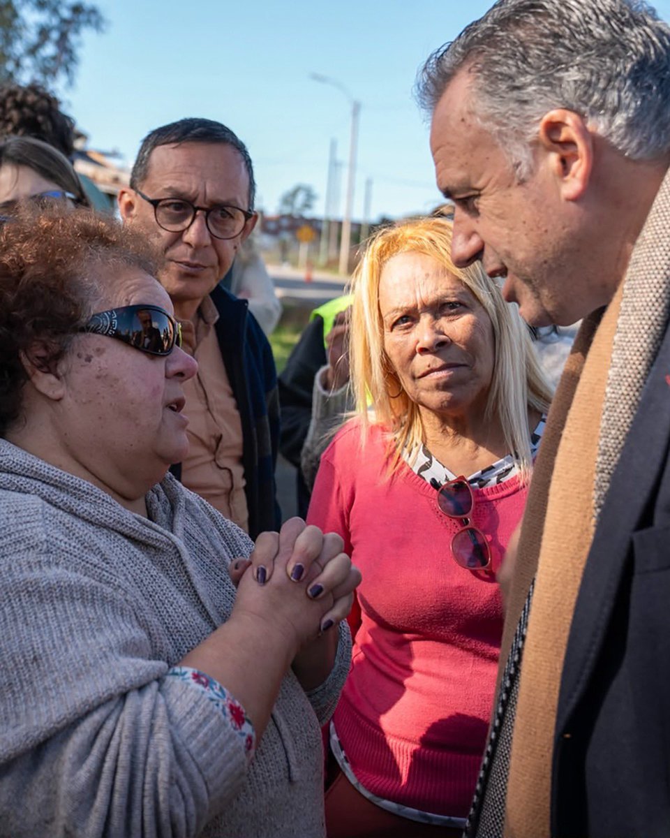 OrsiYamandu's tweet photo. En Las Piedras, acompañando una nueva intervención del programa Más Barrio. 

Cumpliendo cerca de la gente, escuchando, estando presente en el territorio. Gracias a quienes se comprometen y trabajan

Más convivencia, más comunidad y más presencia donde se necesita. Seguimos. https://t.co/D9Wase9odC