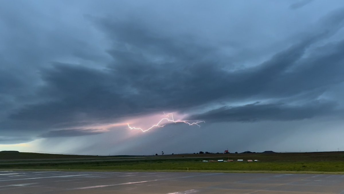 CollinKennedyWX's tweet photo. Some boltz and candid shots of the homie #ndwx https://t.co/sv0VuXeH4t
