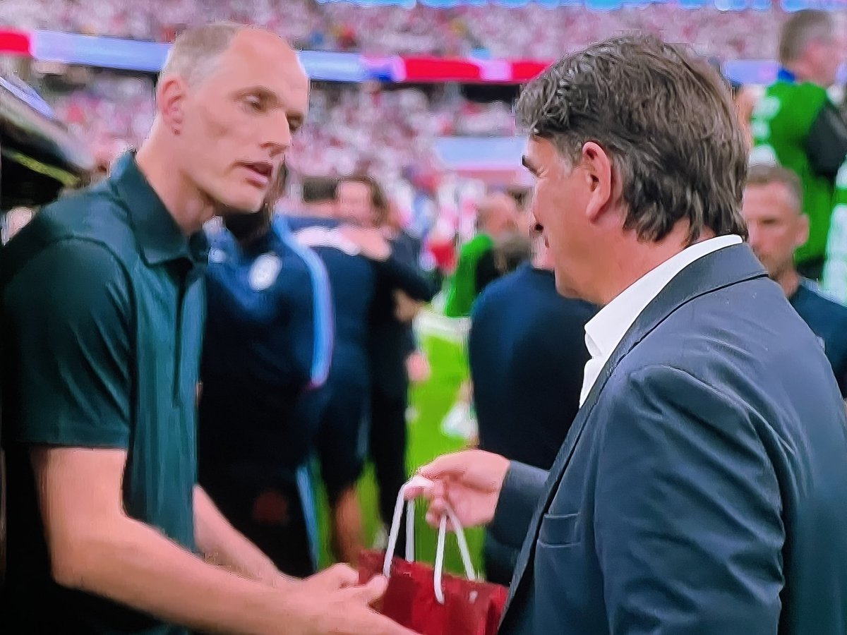 CharliePMullan's tweet photo. A classy touch from Croatia manager Zlatko Dalic, handing Thomas Tuchel a gift.
But the question is - what was in the gift bag?
#ENGCRO #FIFAWorldCup #Dalic #Tuchel https://t.co/E2WmJzPxOT