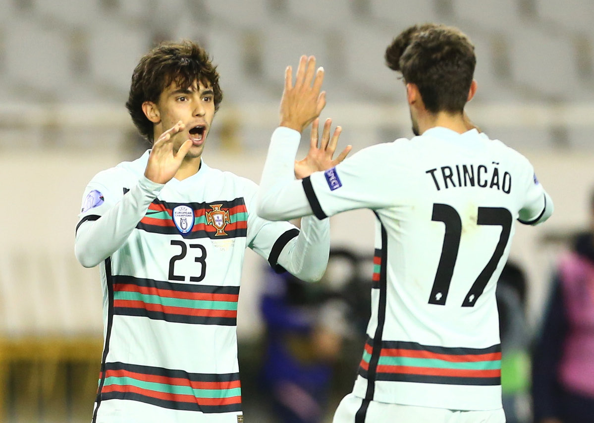 ScpTomas37's tweet photo. - Trincão vem da melhor época da carreira e foi a razão para termos tido a possibilidade de sequer disputar a final da liga das nações, vindo do banco e salvando a seleção com 2 golaços contra a Dinamarca quando estávamos ‘eliminados’ 

- Félix vem da melhor época (em números) dos últimos 5 anos e é constantemente elogiado pelo selecionador pelo seu talento fora do normal e que muda jogos 

Contra a Nigéria, o jogo de preparação escolhido especificamente por ser um adversário que se assemelhava ao Congo, foram os dois grandes destaques
Os únicos capazes de desequilibrar e criar jogo por dentro do bloco, os responsáveis pelo golo- drible para dentro e variação de jogo do Trincão- e as 2/3 restantes melhores oportunidades (Félix á barra) 

Hoje, mesmo a empatar, mereceram ambos 0 minutos do senhor que temos no banco 
Uma seleção sem meritocracia é uma seleção morta 🤷🏻‍♂️🤷🏻‍♂️
