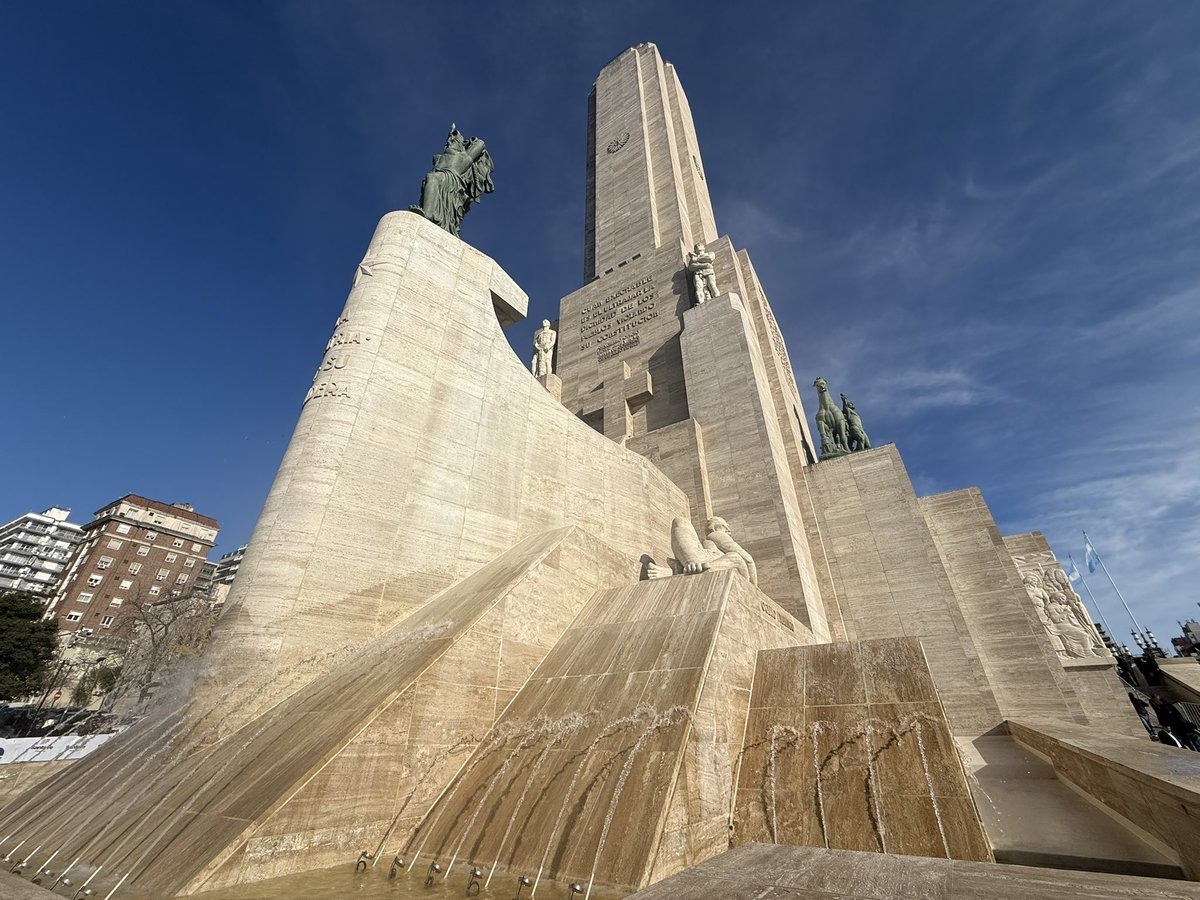 figueroamatias_'s tweet photo. Después de más de 10 años de demoras e interrupciones, el Monumento Nacional a la Bandera vuelve a lucir renovado.

Con la obra detenida durante años, la Provincia se hizo cargo de su finalización y concretó la puesta en valor que permitió recuperar espacios históricos como el mirador, el ascensor y la Sala de las Banderas.

En el marco del Día de la Bandera, miles de alumnos y alumnas de escuelas de Santa Fe y distintos puntos del país realizaron su Promesa de Lealtad a la Bandera en este lugar emblemático para todos los argentinos. 🇦🇷