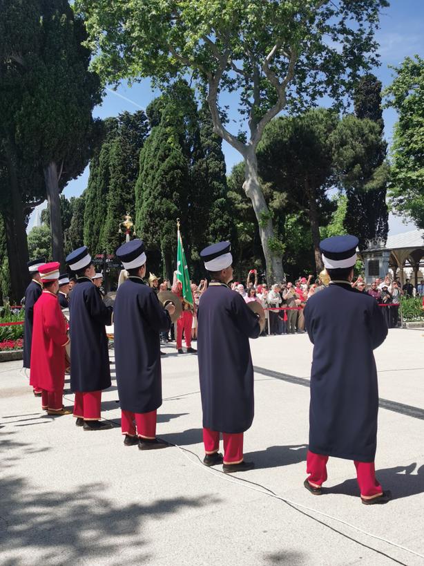 olive_bburn's tweet photo. What a treat! We got to see the  Ceremonial Ottoman-style military
guard performance today in
 #TopkapiPalace
#Istanbul 
#schooltrips
#Istanbul 🇹🇷 
#MakingMemories https://t.co/kNCcRglWDA