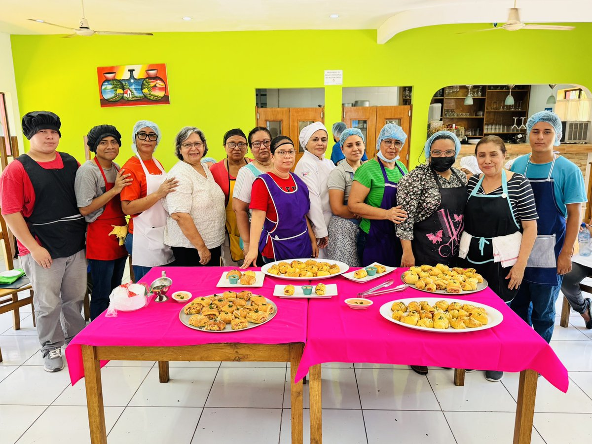 InturLeon's tweet photo. INTUR e INATEC Leonel Rugama desarrollamos el tercer encuentro del curso en Técnicas de Elaboración de Pastelería Salada, fortaleciendo las capacidades de protagonistas turísticos mediante la elaboración de choripán y pan de pizza. 🧑🏻‍🍳👩🏻‍🍳🍕🥐

#NicaraguaFascinanteIrresistible https://t.co/N213vHhjQs