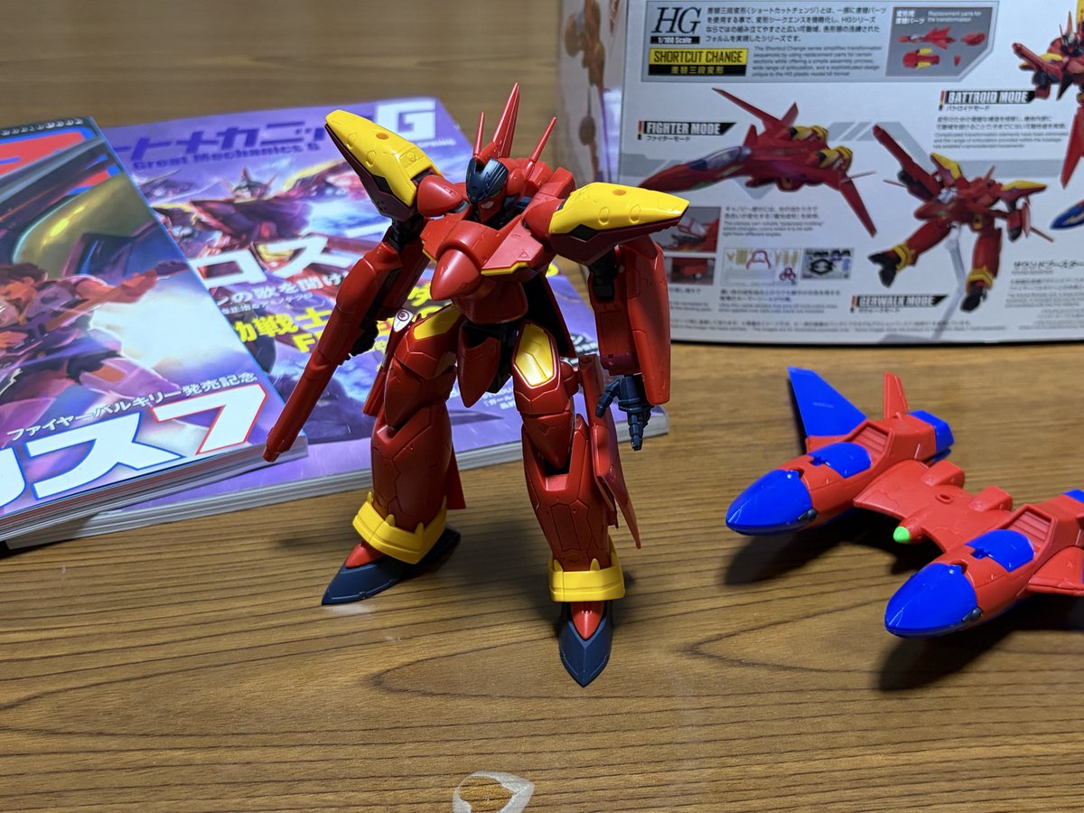 kyo_sumeragi's tweet photo. 今YouTubeでマクロス7が全話配信してるのもあって、中断してたHGファイヤーバルキリーの制作意欲がマシマシ中。基本的には成形色仕上げにするつもりだけど、赤だけは塗りたいのよね。でもそれってほぼ全塗装に近いともいう https://t.co/OGK4QfOo3d