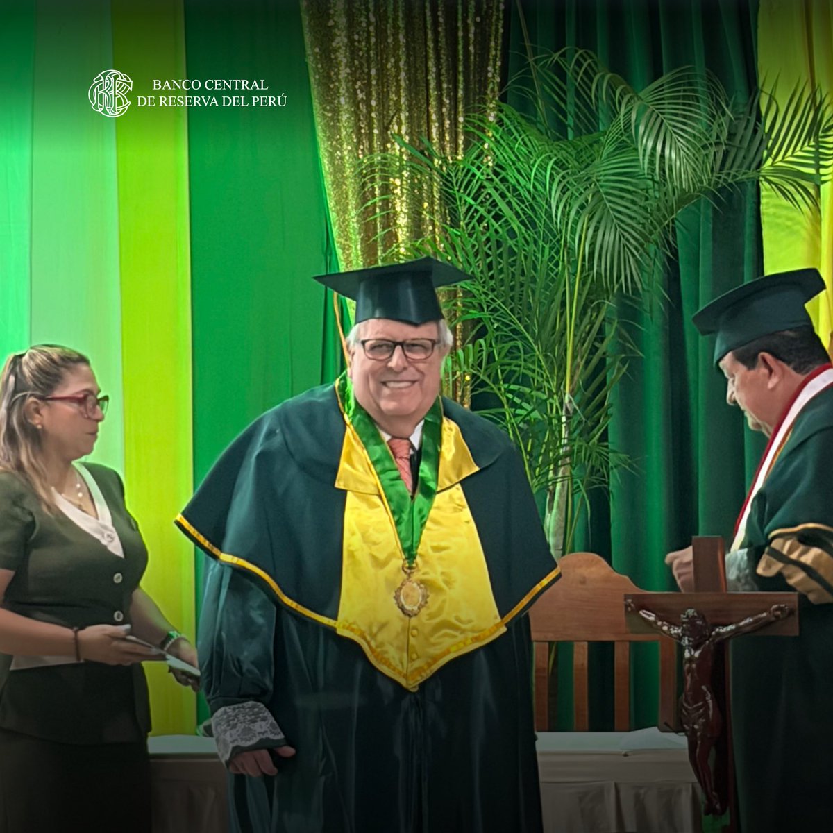 bcrpoficial's tweet photo. Julio Velarde, presidente del BCRP, recibe el grado de doctor honoris causa por la Universidad Nacional de la Amazonía Peruana. Se destacó su contribución a la estabilidad macroeconómica del país.

#BCRP #JulioVelarde #Reconocimiento #EstabilidadEconómica https://t.co/l3JK8Wpd5p