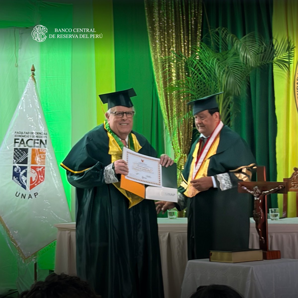 bcrpoficial's tweet photo. Julio Velarde, presidente del BCRP, recibe el grado de doctor honoris causa por la Universidad Nacional de la Amazonía Peruana. Se destacó su contribución a la estabilidad macroeconómica del país.

#BCRP #JulioVelarde #Reconocimiento #EstabilidadEconómica https://t.co/l3JK8Wpd5p