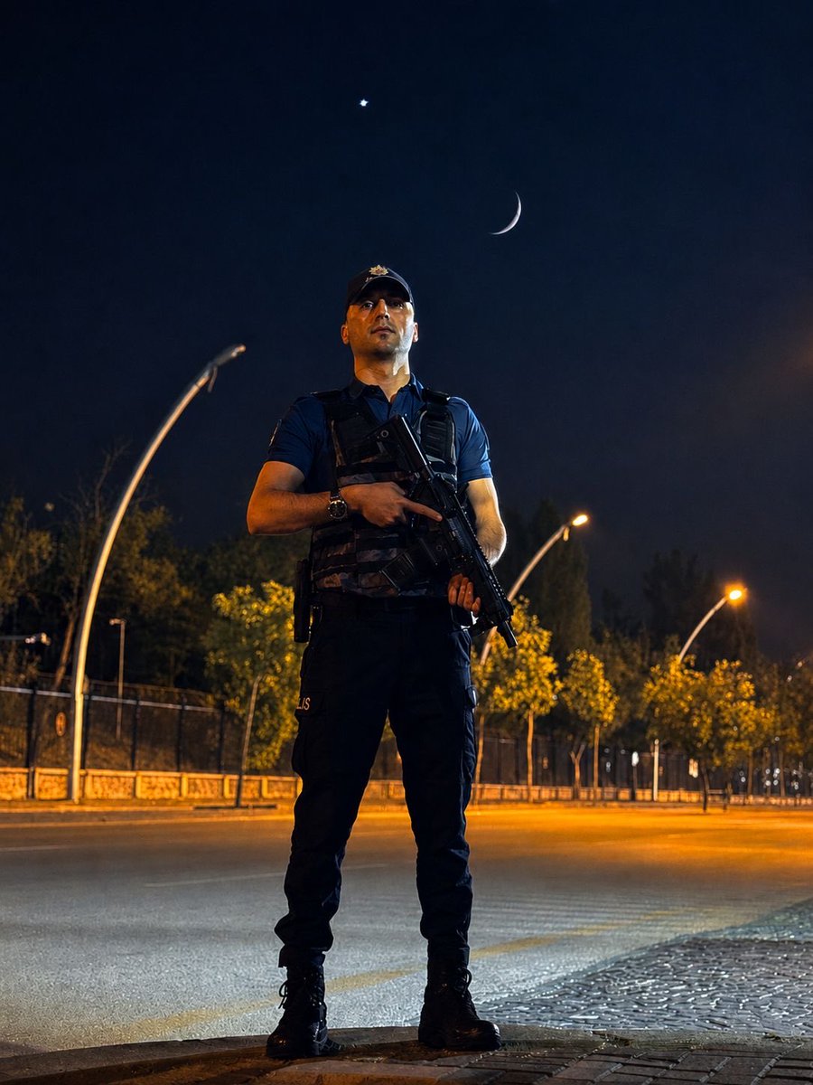 EmniyetGM's tweet photo. Gökyüzünde ay ve yıldız, yüreğimizde vatan sevdası…🇹🇷 https://t.co/NiFoteExRd
