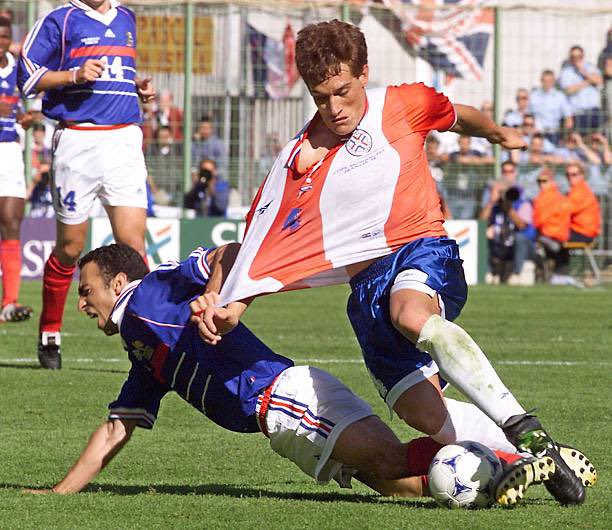 DGalarza_1's tweet photo. Colorado Gamarra jugó con un HOMBRO DISLOCADO contra Francia en el 98 y hay otros que se derrumban emocionalmente solo por enterarse de que no siguen en su equipo jaja otros tiempos. https://t.co/SLz7UJd092
