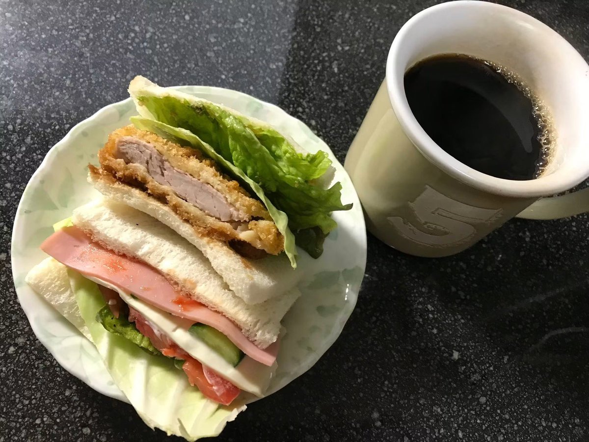 422232Hiroki's tweet photo. おはよーございます☕️
本日も宜しくお願いします🙇‍♂️
今日も曇り28℃蒸し暑くなりそうですよ💦水分補給を忘れずにね🥛🍼

朝ごはん🥣
サンドイッチ🥯
コーヒー☕️
ボリュームたっぷりだね🤤😋

今日もご安全に🫡 https://t.co/xhFgZmzotq