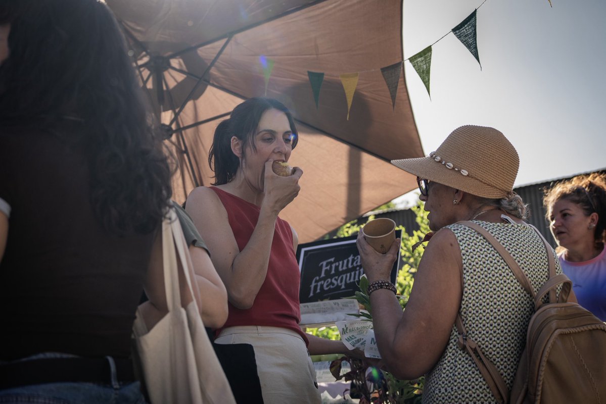 Rita_Maestre's tweet photo. Lo llamamos “oasis climáticos” y son lugares de encuentro, donde protegerse del calor no dependa de tu código postal. Agua, sombras, juegos, vecinas y vecinos viviendo el espacio público a la fresca.

Hoy hemos recreado uno en Entrevías. Y queremos que los haya por todo Madrid. https://t.co/sqqLEEapF0
