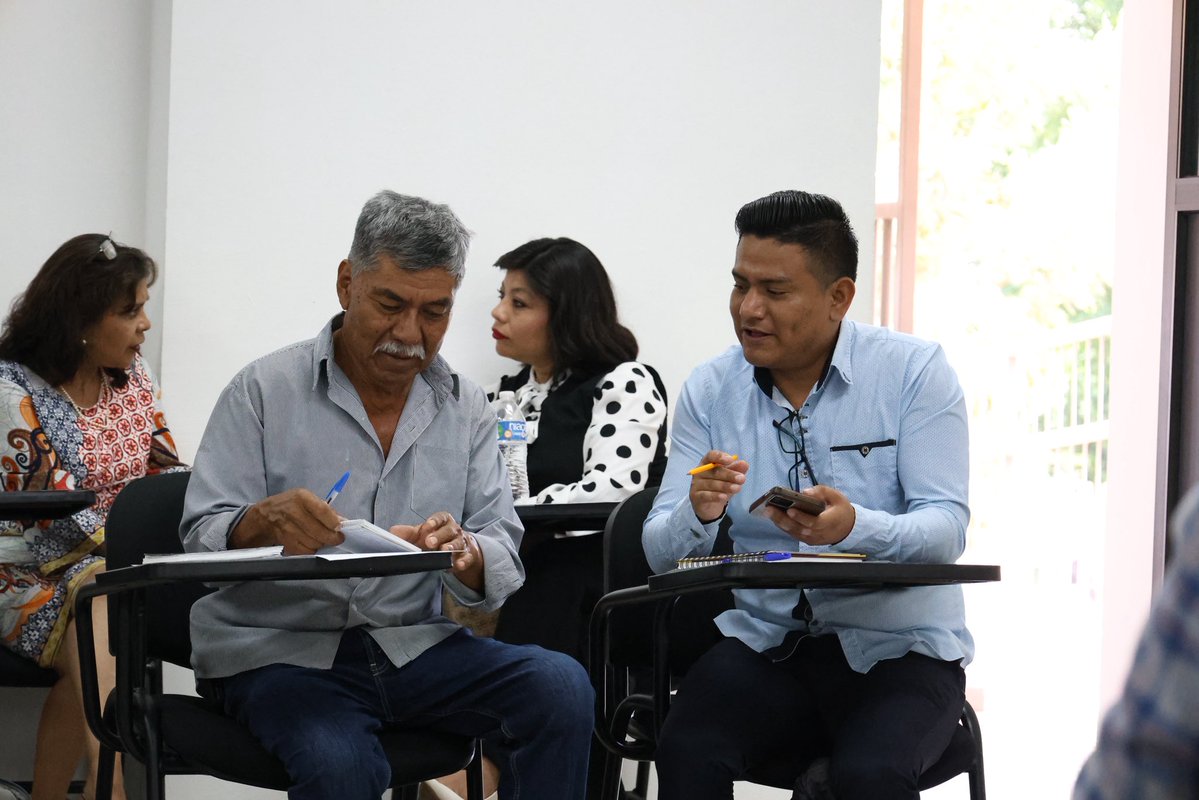 tsjoaxaca's tweet photo. Escuchar, comprender y conectar.

Como parte del Diplomado Formación para Facilitadores Comunitarios y Agentes de Paz, la Mtra. Yadira Piedad Saavedra López, directora del Centro de Justicia Alternativa, abordó el tema “Empatía”; la Lic. Roxana Elizabeth Vásquez Blanco impartió el tema “Escucha Activa”; y la Mtra. Criselda Patricia González Zavala desarrolló “Validación de Emociones”. 

Estas herramientas fortalecen las habilidades de quienes facilitan el diálogo y la construcción de acuerdos, promoviendo una atención más humana, respetuosa y centrada en las personas.

Porque la paz también se construye desde la capacidad de escuchar, comprender y reconocer al otro.