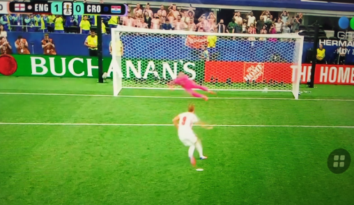 PIDE67's tweet photo. #Inglaterra 
miro la ejecución del penal de Kane, de espaldas, frente al arquero de Croacia, y no sé si la toma es de una Playstation o de un dron en la vida real https://t.co/NDdF2DOnjO