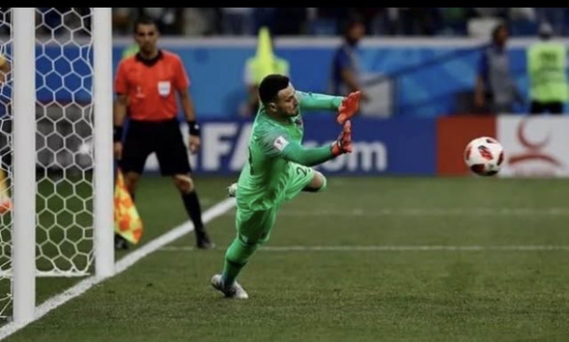 Footballpro_2's tweet photo. The goalkeeper moved off the goal line too early before the ball was kicked and then saved the penalty. VAR checks this and can order a retake. https://t.co/aKzQmc0V5x