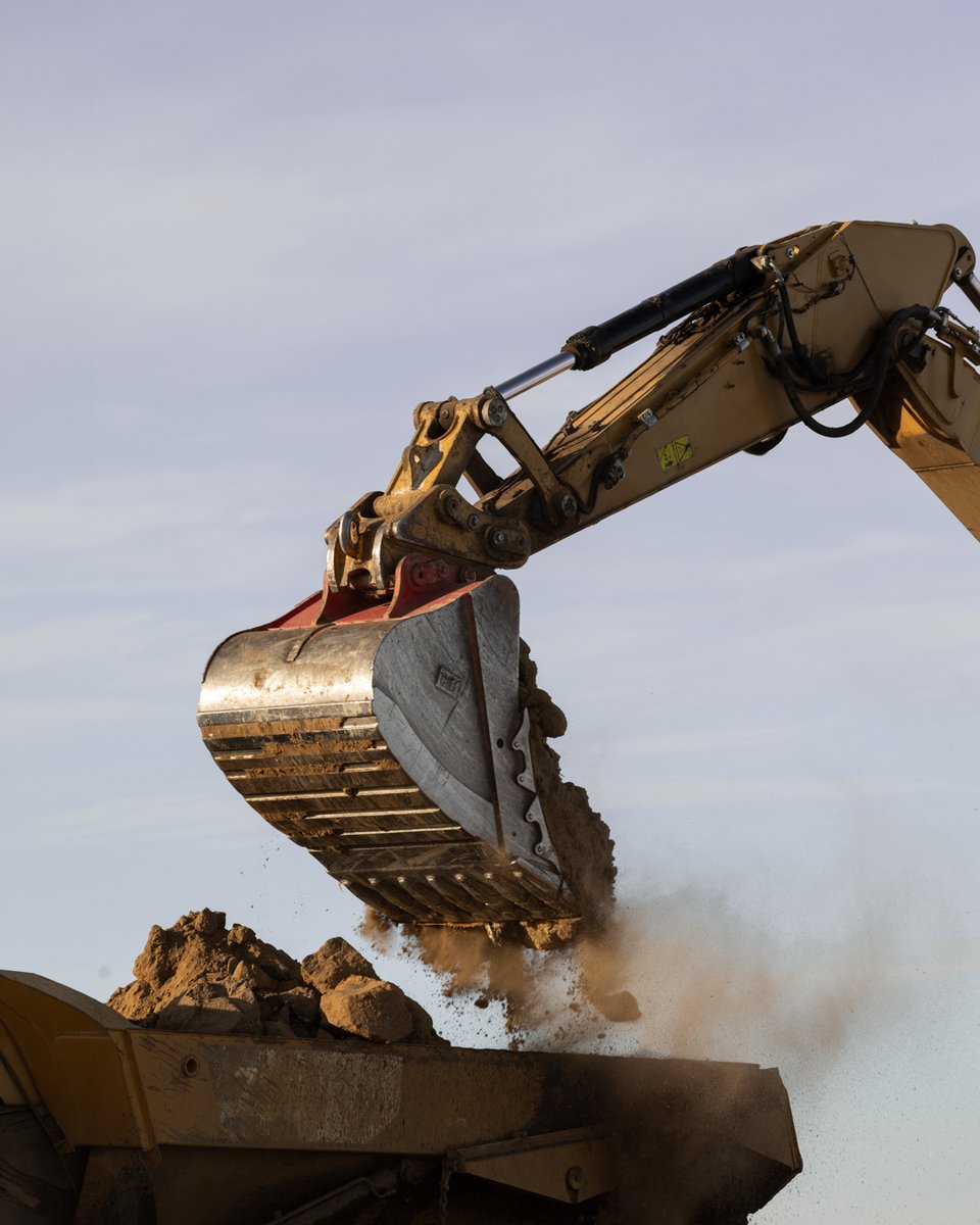 tomlinsongroup's tweet photo. Groundbreaking teamwork in action! 💪

#Construction #Excavator #RockTruck #Bucket #Soil #Topsoil #Fill #Hydraulic #Load #Earthwork #Dirt #Dirtwork #Earth #Grading #Prep #OneTeam #Hiring #Careers https://t.co/WJuxfXrwT3