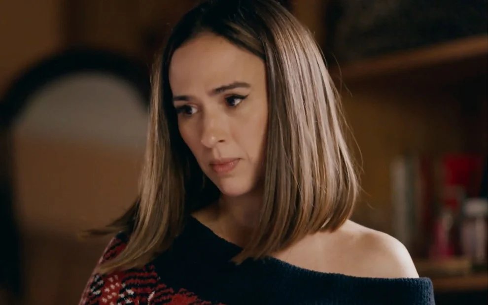forumeplay's tweet photo. Em #QuemAmaCuida, Brigitte (Tatá Werneck), Edvaldo (Guilherme Piva) e Diná (Rosi Campos) despontam como os personagens mais perigosos da trama. Discretos e observadores, os três acumulam atitudes suspeitas e segredos que podem estar ligados à morte de Arthur (Antonio Fagundes).

Brigitte chama atenção pela instabilidade emocional, Edvaldo parece saber mais do que revela, enquanto Diná circula pelos bastidores guardando informações sobre o passado do empresário. Juntos, eles alimentam algumas das principais teorias do público sobre o crime central da novela. Embora estejam no radar dos telespectadores, a trama aposta em falsas pistas e reviravoltas, tornando o trio peças-chave para os próximos capítulos.

🗞️ Notícias da TV