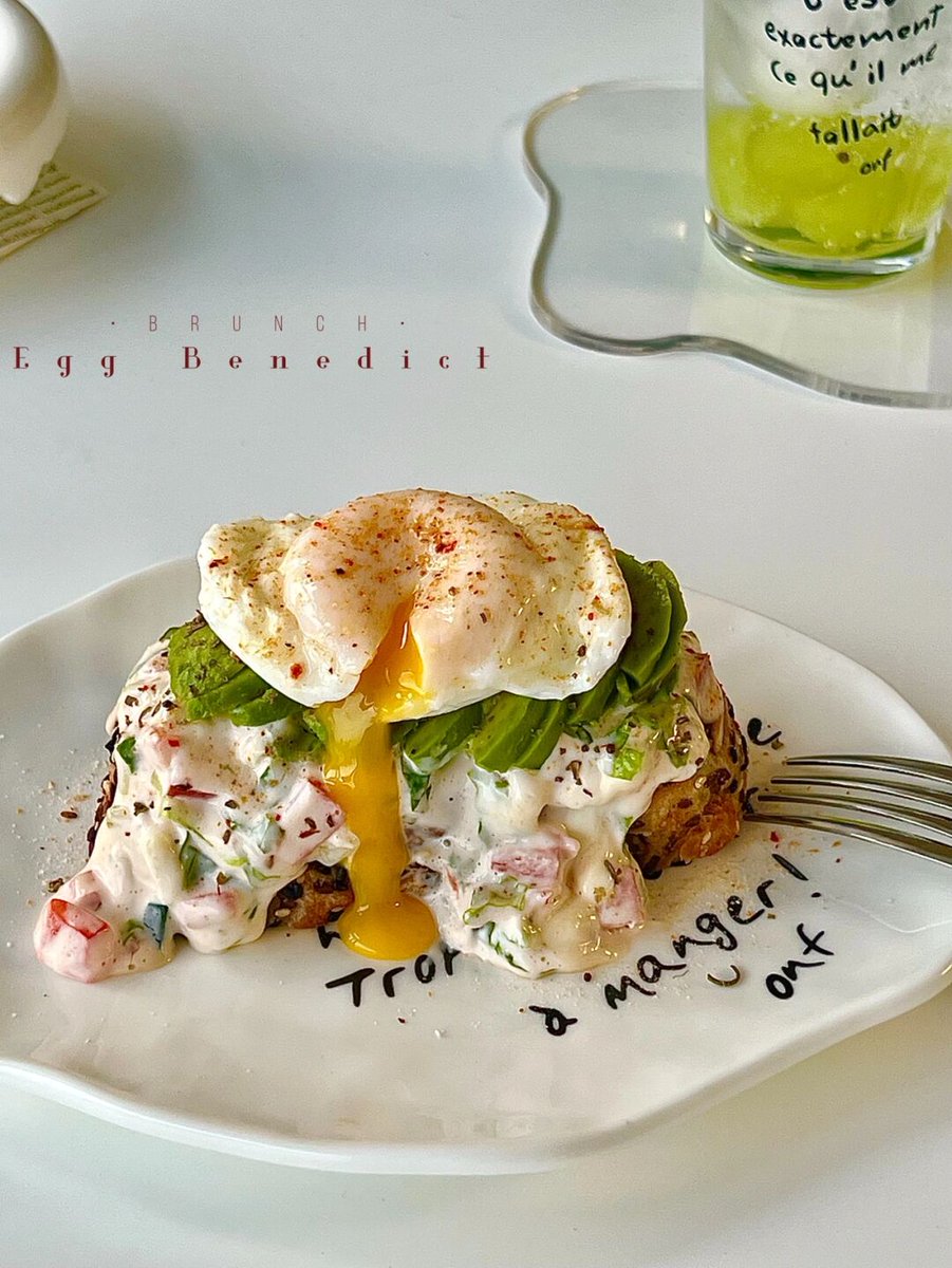 lamhlmbro's tweet photo. Just caught the perfect sunrise glow hitting my warm, buttery avocado toast — small wins hit different https://t.co/foBWuHn183
