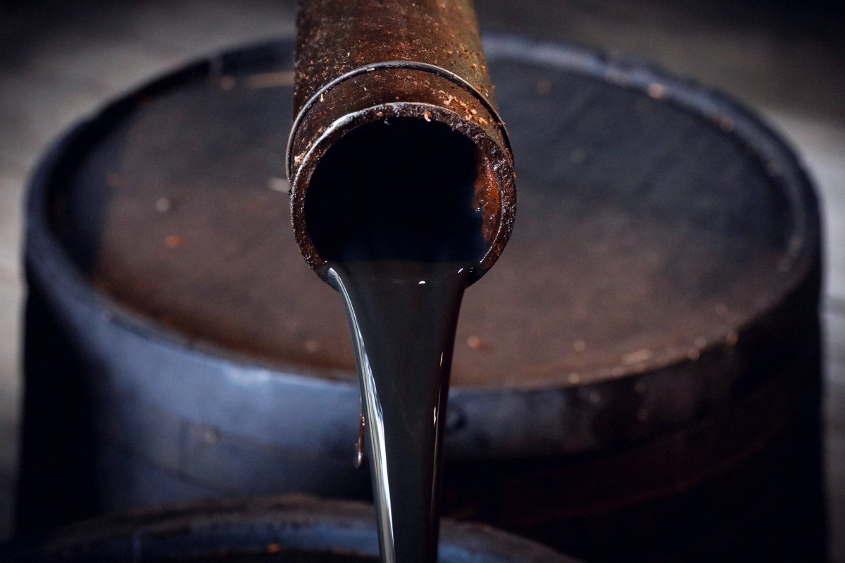 Dancabiff's tweet photo. Crude inventories dropped by 8.26 million barrels — way more than the expected 3.69 million decline 📉 https://t.co/IMPEo2U3qg