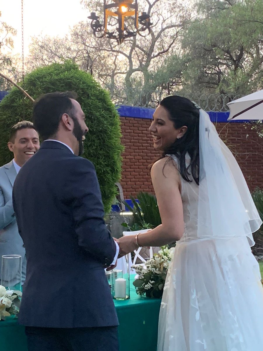ecortesb_'s tweet photo. Ay no, luego veo fotos de bodas donde se ven bien miserables los novios todos serios con poses bien rígidas y de que yo wey no podía dejar de sonreír con mi esposo en todo momento. Mi bestie en su boda lo mismo. Las fotos transmiten muchísimo, y se nota cuando hay amor. 🥰 ✨😍 https://t.co/XKkvocRsGW