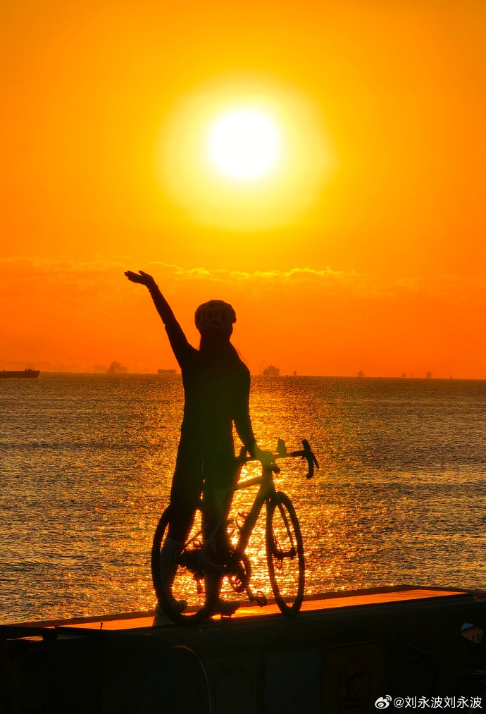 lee249098896's tweet photo. Just wrapped up a 3-hour bike ride along the lake! Fresh air + sunset views = perfect Tuesday evening. https://t.co/Nuq0BfbdON