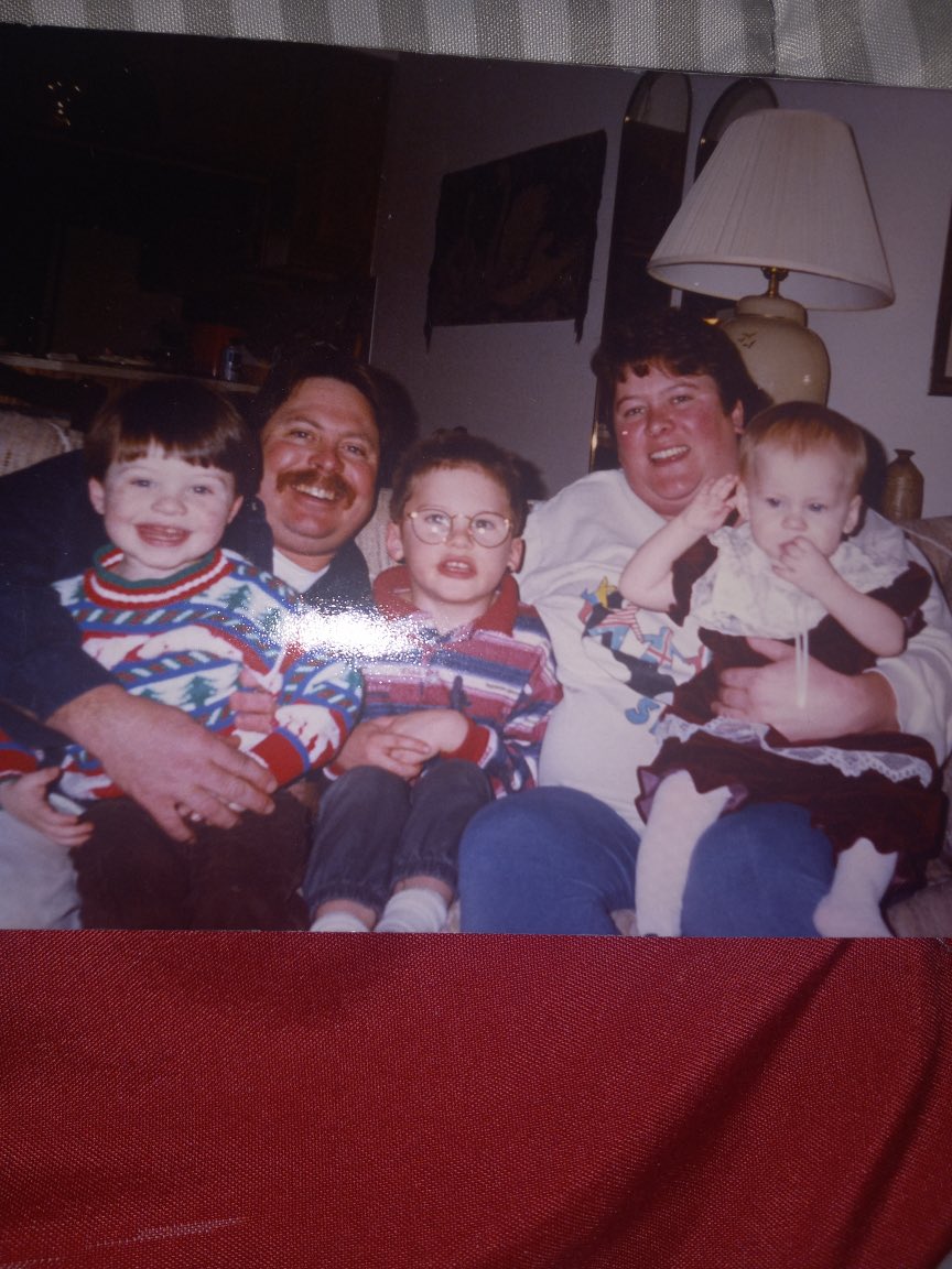 itsDragonBane's tweet photo. The year? ‘98

I’m in the middle if it isn’t obvious 😂 

My pokemon collection consisted of a pokemon red version and a gameboy pocket. 😂 https://t.co/4IAGjQVOT7